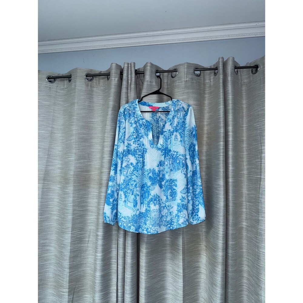 Lilly Pulitzer Colby top blue and white Toile Me About It Print V Neck XL